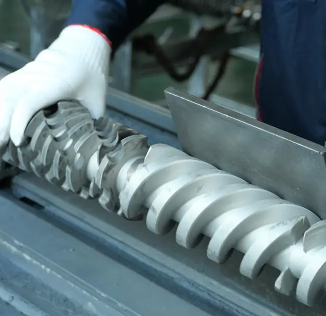 एक्सट्रूडरमध्ये काळ्या रेषा वारंवार का दिसतात? हा लेख आपल्याला बॅरल किंवा स्क्रूच्या समस्येमुळे झाला आहे की नाही हे द्रुतपणे कसे ठरवायचे ते शिकवते.